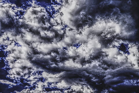 skyer, drama, dramatisk, himmel, dramatisk himmel, humør, dramatiske skyer, vejrstemning, mørke skyer, skyer form, atmosfære, frem, smuk, storm skyer, natur, tordenvejr, vejr, blå, lys, storm, overdækket himmel, dyster, winder stimmung, mystisk, belysning, uklarhed, lilla, baggrunde, cloudscape, sky - himmel, lav vinkel visning, skønhed i naturen, ingen mennesker, scenics - natur, ro, rolig scene, flyvende, dag, udendørs, fuld ramme, Midt i luften, 5K, CC0, offentligt domæne, royaltyfrie