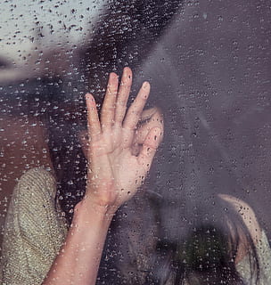 donna, pendente, bicchiere, pioggia, finestra, persone, goccia di pioggia, mano umana, una persona, donne, adulto, bagnato, vetro - materiale, femmine, far cadere, etnia caucasica, guardando attraverso la finestra, giovane adulto, parte del corpo umano, in casa, mano, bambino, infanzia, trasparente, giorno, prole, avvicinamento, parte del corpo, acqua, depressione - tristezza, fermare il gesto, 4K, CC0, dominio pubblico, privo di copyright