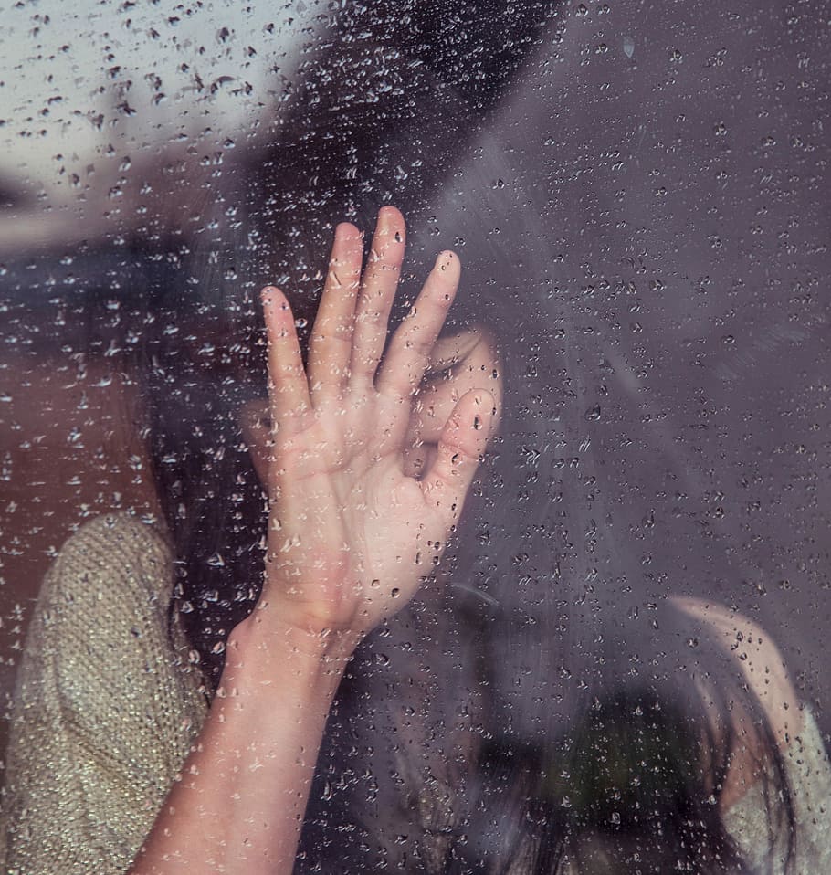 žena, naklánět se, sklenka, déšť, okno, lidé, dešťová kapka, lidské ruky, jedna osoba, ženy, dospělý, mokré, sklo - materiál, žen, pokles, kavkazského etnika, při pohledu přes okno, mladého dospělého, část lidského těla, uvnitř, ruka, dítě, dětství, průhledný, den, potomek, detail, část těla, voda, deprese - smutek, zastavit gesto, 4K