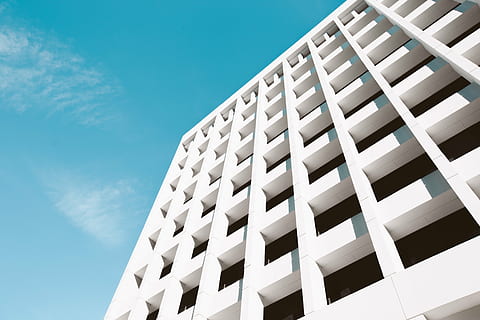 edificio in cemento bianco, architettura, costruzione, infrastruttura, struttura, istituzione, appartamento, finestre, condominio, Hotel, nuvole, cielo, esterno dell'edificio, struttura costruita, all'aperto, città, moderno, giorno, Inquadratura dal basso, nessuno, modello, natura, edificio per uffici esterno, finestra, cielo sereno, Colore bianco, ripetizione, luce del sole, blu, grattacielo, 5K, CC0, dominio pubblico, privo di copyright