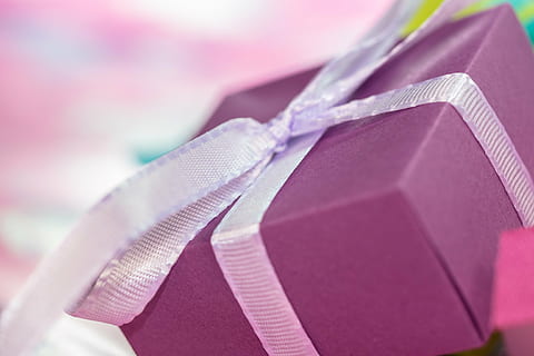 lila Geschenkbox, Geschenk, gemacht, Paket, Schleife, Paketschleife, Weihnachten, Weihnachtsdekoration, geben, Advent, verpackt, Geschenkverpackung, Überraschung, Geschenke, Muttertag, Kindergeburtstag, Geburtstag, Dekoration, Freude, bunt, Farbe, pinke Farbe, Nahansicht, drinnen, selektiver Fokus, Menschen, Studioaufnahme, Geschenkbox, Kleidung, Box, Lebensstile, Geschäft, Gesundheitswesen und Medizin, lila, gesunder Lebensstil, Fokus auf den Vordergrund, Veranstaltung, gebundener Bogen, Konsumismus, 4K, CC0, gemeinfrei, lizenzfrei