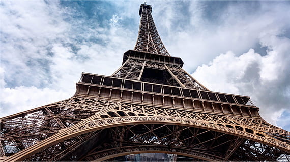 Basso, grafico della foto ad angolo, Torre Eiffel, architettura, nuvole, infrastruttura, punto di riferimento, colpo basso angolo, Parigi, prospettiva, Torre, destinazioni di viaggio, città, struttura costruita, metallo, cielo, alto - alto, il passato, storia, turismo, viaggio, Inquadratura dal basso, nuvola - cielo, caratteristica architettonica, natura, esterno dell'edificio, giorno, nessuno, all'aperto, ferro - metallo, acciaio, lega, 4K