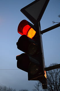 luksofori, sarkans, starmete, gaisma, Sarkanā gaisma, ceļa signāls, zems leņķa skats, izgaismots, zīme, debesis, apgaismes ierīces, norādījumus, raksturs, komunikāciju, nav cilvēku, ārā, skaidras debesis, brīdinājuma zīme, krēsla, drošību, arhitektūra, 4K, CC0, publiskais domēns, bez atlīdzības