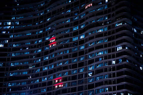 foto de baix angle, alt, edifici de pujada, negre, blau, concret, edifici, vermell, finestra, façana, rosa, nit, escena urbana, arquitectura, gratacels, negocis, exterior de l'edifici, edifici d'oficines, estructura construïda, torre, ciutat, paisatge urbà, districte del centre de la ciutat, resum, modern, il·luminat, futurista, cap gent, tecnologia, a l'interior, primer pla, vista d’angle baix, marc complet, a l'aire lliure, exterior d’edifici d’oficines, patró, barri residencial, fons, bandera, alta - alta, apartament, 5K, CC0, domini públic, lliure de regalies