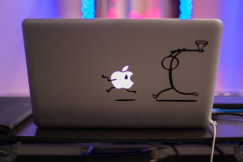 MacBook, Weiß, Apfel Logo Abbildung, MacBook weiß, Apple-Logo, Illustration, Computer, Apfel, Laptop, Technologie, Internet, keine Leute, Nahansicht, Tag, draußen, Kommunikation, kabellose Technologie, drinnen, Kreativität, Darstellung, Verbindung, Kunst und Handwerk, Tabelle, menschliche Darstellung, pinke Farbe, Geschäft, Computerausrüstung, lila, Humor, 4K, CC0, gemeinfrei, lizenzfrei