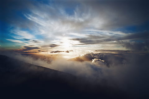 hvid, skyer, blå, himlen foto, cloudscape, bjerge, rækkevidde, landskab, udsigt, sollys, himmel, vejr, meteorologi, natur, solnedgang, scene, topmøde, udendørs, fredelig, sky - himmel, ro, scenics - natur, rolig scene, skønhed i naturen, ingen mennesker, sol, idyllisk, dramatisk himmel, solstråle, ærefrygt, miljø, majestætisk, lyse, 5K, CC0, offentligt domæne, royaltyfrie