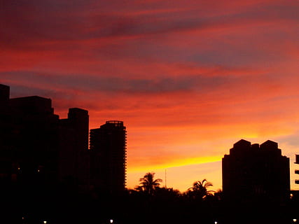 posta de sol, vermell, cel, sol, naturalesa, estiu, color, taronja, groc, viatjar, miami, núvol, escena, arquitectura, exterior de l'edifici, estructura construïda, silueta, edifici, color taronja, núvol - cel, cap gent, ciutat, a l'aire lliure, bellesa a la natura, arbre, planta, barri residencial, vespre, cel dramàtic, vista d’angle baix, gratacels, cel romàntic, 2K, CC0, domini públic, lliure de regalies