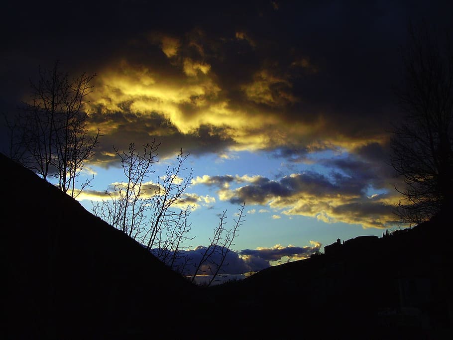 tramonto, nuvole, colori, colorato, cielo, vivace, luminosa, alberi, fogliame, bellissimo, bello, tranquillo, calmo, sereno, calma, silhouette, nuvola - cielo, Paesaggi, natura, nessuno, pianta, albero, montagna, scenics - natura, scena tranquilla, bellezza nella natura, la tranquillità, architettura, Inquadratura dal basso, struttura costruita, esterno dell'edificio, crepuscolo, all'aperto, albero nudo, buio, picco di montagna, 5K