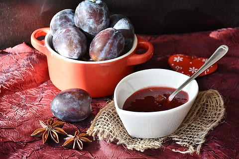 Food-Fotografie, Weiß, Keramik, Schüssel, rot, Flüssigkeit, Pflaumen, Obst, Marmelade, violett, Süss, lila vorbei, Essen, Koch, einkochen, langlebig machen, Gelee, gelierender Zucker, Zucker, Frühstück, Essen und Trinken, Lebensmittel, Küchenutensilien, Frische, Essgeschirr, Löffel, drinnen, würzen, gesundes Essen, Wohlbefinden, Tabelle, keine Leute, Nahansicht, Sternanis, Zutat, Haushaltsausstattung, Stillleben, Geschirr, 4K, CC0, gemeinfrei, lizenzfrei