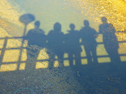 skygge, skyggespil, human, sollys, rigtige mennesker, herrer, natur, gruppe af mennesker, fokusere på skygge, livsstil, dag, uigenkendelig person, fritidsaktivitet, høj vinkel visning, mennesker, samvær, stående, transportmidler, udendørs, by, 4K, CC0, offentligt domæne, royaltyfrie