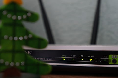 50, blanc, noir, tp-link modem routeur, Wifi, routeur, technologie, La technologie, équipement, la communication, fermer, personne, Technologie sans fil, mise au point sélective, lien, à l'intérieur, ordinateur, se concentrer sur le premier plan, couleur noire, la musique, nombre, culture artistique et divertissement, contrôle, couleur verte, réseau informatique, thèmes de la photographie, portable, bouton poussoir, 4K, CC0, domaine public, libre de droits