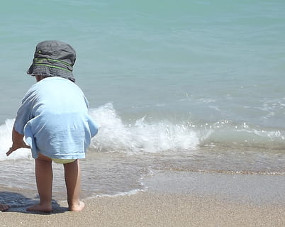 dalga, sahil, plaj, sıçrama, Rahatlayın, tatil, bebek, mutluluk, Su, deniz, dikiz, arazi, gerçek insanlar, hareket, boş zaman etkinliği, yaşam, bir kişi, doğa, doğada güzellik, gün, tam uzunluk, günlük kıyafet, açık havada, şort, 1080P, CC0, kamu malı, telif ücretsiz
