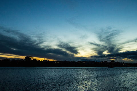Wolken, Meerblick, Sonnenuntergang, Himmel, wolke - himmel, Szenen - Natur, Wasser, Schönheit in der Natur, Ruhe, ruhige Szene, Natur, Meer, keine Leute, Silhouette, Dramatischer Himmel, idyllisch, Blau, Nicht-städtische Szene, Baum, Umgebung, draußen, 5K, CC0, gemeinfrei, lizenzfrei