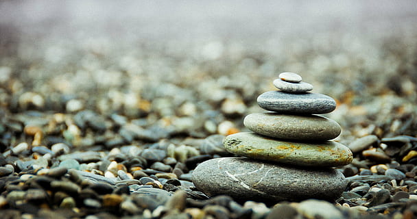 overfladisk, fotografering, sten-, stabling, sten, småsten, stak, bunke, zen, balance, meditation, fred, mønster, naturlig, struktur, enkelhed, spiritualitet, harmoni, rund, zen-lignende, materiale, symbol, bokeh baggrund, sten - objekt, selektiv fokusering, solid, rullesten, ingen mennesker, natur, klippe, dag, ro, tæt på, jord, udendørs, fokus på forgrunden, strand, overflod, stor gruppe af objekter, overflade niveau, 2K, CC0, offentligt domæne, royaltyfrie