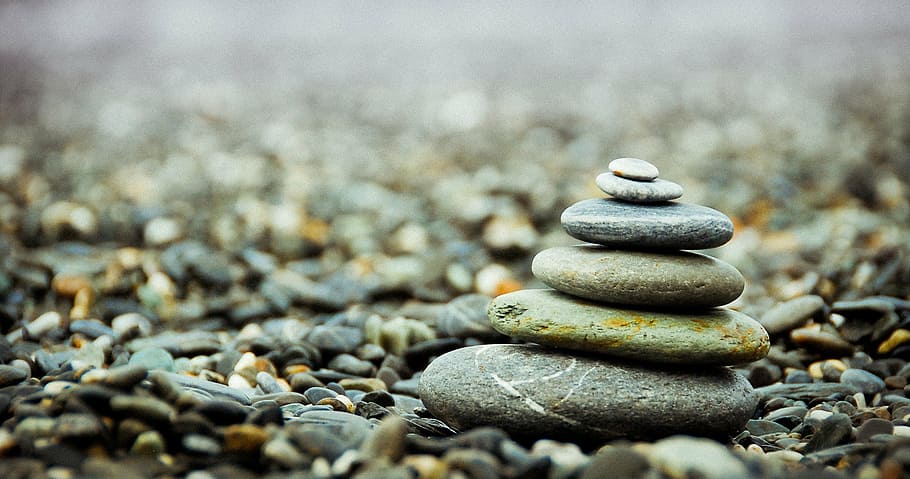 poc profund, fotografia, pedra, apilament, pedres, còdols, pila, zen, equilibri, meditació, pau, patró, natural, textura, senzillesa, espiritualitat, harmonia, rodó, com zen, material, símbol, fons bokeh, pedra - objecte, enfocament selectiu, sòlid, cap gent, naturalesa, rock, dia, tranquil·litat, primer pla, terra, a l'aire lliure, centrar-se en primer pla, platja, abundància, gran grup d'objectes, nivell superficial, 2K