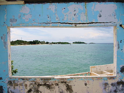 Filipiny, okno, stary, widok, ocean, morze, zabytkowe, podróżować, malapasqua, woda, niebo, Natura, dzień, chmura - niebo, piękno natury, żadnych ludzi, scenics - natura, architektura, na dworze, roślina, zbudowana struktura, plaża, spokój, wylądować, drzewo, zardzewiały, metal, 4K, CC0, domena publiczna, darmowe zdjęcia