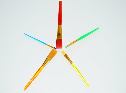 maquillaje, cepillo, aplicando, de colores, foto de estudio, Fondo blanco, adentro, separar, nadie, lápiz, elección, creatividad, multi color, grupo de objetos, variación, de cerca, agudo, Arte y artesanía, forma, forma geometrica, amarillo, naturaleza muerta, fondo de color, gris, 5K, CC0, dominio público, libre de derechos