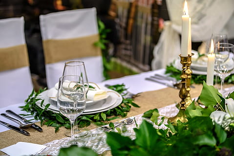 Tabelle, Konfiguration, Serviette, Besteck, Teller, Kerze, Abendessen, Datum, Grün, Blatt, Pflanze, Glas, Feier, Essen und Trinken, Möbel, Trinkglas, Gedeck, Rahmen, Tischdecke, Weinglas, Haushaltsausstattung, Esstisch, Natur, Erfrischung, Getränk, Lebensmittel, Geschäft, Mahlzeit, keine Leute, Geschirr, Tischgesellschaft, Luxus, Vorbereitung, 5K, CC0, gemeinfrei, lizenzfrei