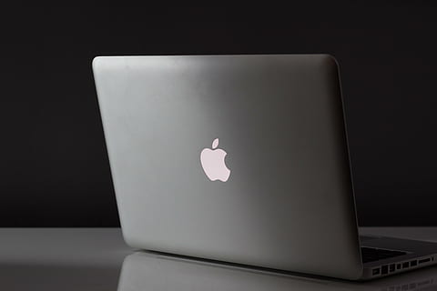 Pomme, ordinateur, portable, macbook, table, La technologie, l'Internet, Technologie sans fil, à l'intérieur, la communication, lien, couleur blanche, personne, prise de vue en studio, objet unique, fermer, fond noir, moderne, émotion, simplicité, gris, espace de copie, 2K, CC0, domaine public, libre de droits