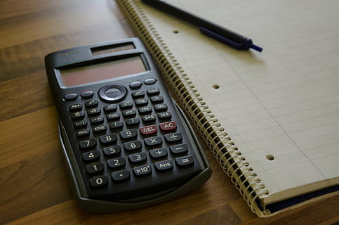 sort, graphing calculator, ved siden af, spiral notesbog, lommeregner, notesblok, beregning, pen, noter, skriveværktøj, kontor, blok, overstregningstusch, brevpapir, desk pad, papir, Bemærk, forlade, Huskesedler, Skriv ned, kontor tilbehør, Schreiber, datailaufnahme, liste, skriveblok, bord, indendørs, uddannelse, forretning, ingen mennesker, stilleben, blyant, høj vinkel visning, nummer, teknologi, planlægning, note pad, matematik, meddelelse, tæt på, 4K, CC0, offentligt domæne, royaltyfrie