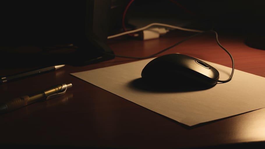 negre, corda, ratolí, superior, blanc, mouse pad, foto, ordinador, al costat, dos, bolígrafs, treballar, escriptori, oficina, coixinet, taula, bolígraf, negocis, fosc, habitació, llum, electrònica, a l'interior, música, tecnologia, cap gent, primer pla, agulla del reproductor, dia, auriculars, connexió, comunicació, escoltar, Ratolí de l'ordinador, tecnologia sense fils, equipament, cable, cultura i entreteniment artístic, equip d’àudio, color negre, natura morta, equips informàtics, 5K