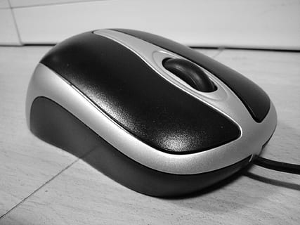 schwarz, Weiß, klicken, Computers, Technologie, Maus, Verbindung, Nahansicht, Computermaus, kabellose Technologie, Kommunikation, keine Leute, Tabelle, drinnen, Ausrüstung, Computerausrüstung, modern, Fokus auf den Vordergrund, schwarze Farbe, Computer, Stillleben, Bodenbelag, einzelnes Objekt, Büro, Geschäft, persönliches Accessoire, 1080P, CC0, gemeinfrei, lizenzfrei