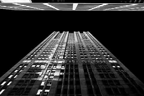 Wurmauge, Aussicht, Gebäude, die Architektur, Infrastruktur, Struktur, Einrichtung, Wohnung, Fenster, Eigentumswohnung, Hotel, Schwarz und weiß, einfarbig, dunkel, Nacht-, beleuchtet, Gebäudehülle, gebaute Struktur, Wolkenkratzer, keine Leute, Stadt, Stadtbild, draußen, große Höhe, Bürogebäude außen, Flachwinkelansicht, modern, Turm, Büro, Himmel, Natur, Reiseziele, direkt darunter, Finanzviertel, 5K, CC0, gemeinfrei, lizenzfrei