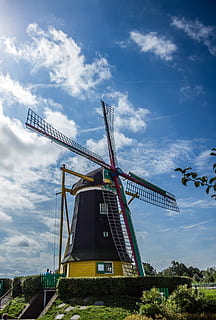 Moulin à vent, moulin, aile, des nuages, ciel, bleu, bois, Moulin à farine, énergie éolienne, agriculture, jaune, noir, rouge, vert, vieux, Hollande, Pays-Bas, été, architecture, endroit célèbre, culture néerlandaise, l'histoire, structure construite, des cultures, énergie alternative, conservation de l'environnement, nuage - ciel, production de carburant et d'électricité, énergie renouvelable, éolienne, turbine, environnement, la nature, moulin à vent traditionnel, faible angle de vue, journée, paysage, personne, scène rurale, plante, en plein air, 1080P, CC0, domaine public, libre de droits