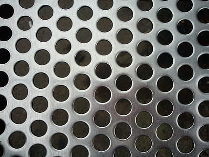 Löcher, Blatt, Gitter, Muster, Metall, Lochblech, glatt, glänzend, Glanz, Reflexion, Grautöne, regelmäßig, Kreis, Geometrische Figur, Vollbild, Hintergründe, gestalten, Loch, keine Leute, Design, Wiederholung, Tag, in einer Reihe, Seite an Seite, Nahansicht, texturiert, draußen, Auftrag, Stapel, Wandbau - Funktion, Legierung, 2K, CC0, gemeinfrei, lizenzfrei