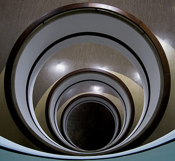 circolare, ripetere, il giro, concentrico, tromba delle scale, bianca, luci che riflettono, costruzione, architettura, in casa, da sopra, nessuno, forma geometrica, forma, cerchio, avvicinamento, vista dall'alto, metallo, design, spirale, attrezzature domestiche, singolo oggetto, struttura costruita, modello, ringhiera, natura morta, tecnologia, direttamente sopra, color argento, 2K, CC0, dominio pubblico, privo di copyright