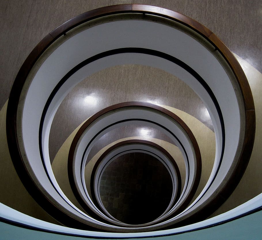 circolare, ripetere, il giro, concentrico, tromba delle scale, bianca, luci che riflettono, costruzione, architettura, in casa, da sopra, nessuno, forma geometrica, forma, cerchio, avvicinamento, vista dall'alto, metallo, design, spirale, attrezzature domestiche, singolo oggetto, struttura costruita, modello, ringhiera, natura morta, tecnologia, direttamente sopra, color argento, 2K