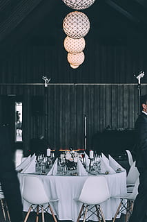 runden, Weiß, braun, Essen, einstellen, Ball Pendelleuchten Fotografie, Themen-Tabelleneinstellungen, Mann, Schwarzer Anzug, Anzugjacke, Tabelle, gestylt, Innere, Versammlung, Veranstaltung, Restaurant, Feier, Lebensmittel, Vorbereitung, drinnen, keine Leute, Tag, Sitz, Stuhl, Geschäft, Anordnung, Essen und Trinken, Hochzeitsempfang, Abwesenheit, Lichtanlage, Rahmen, Gedeck, Feier Veranstaltung, Hochzeit, 2K, CC0, gemeinfrei, lizenzfrei