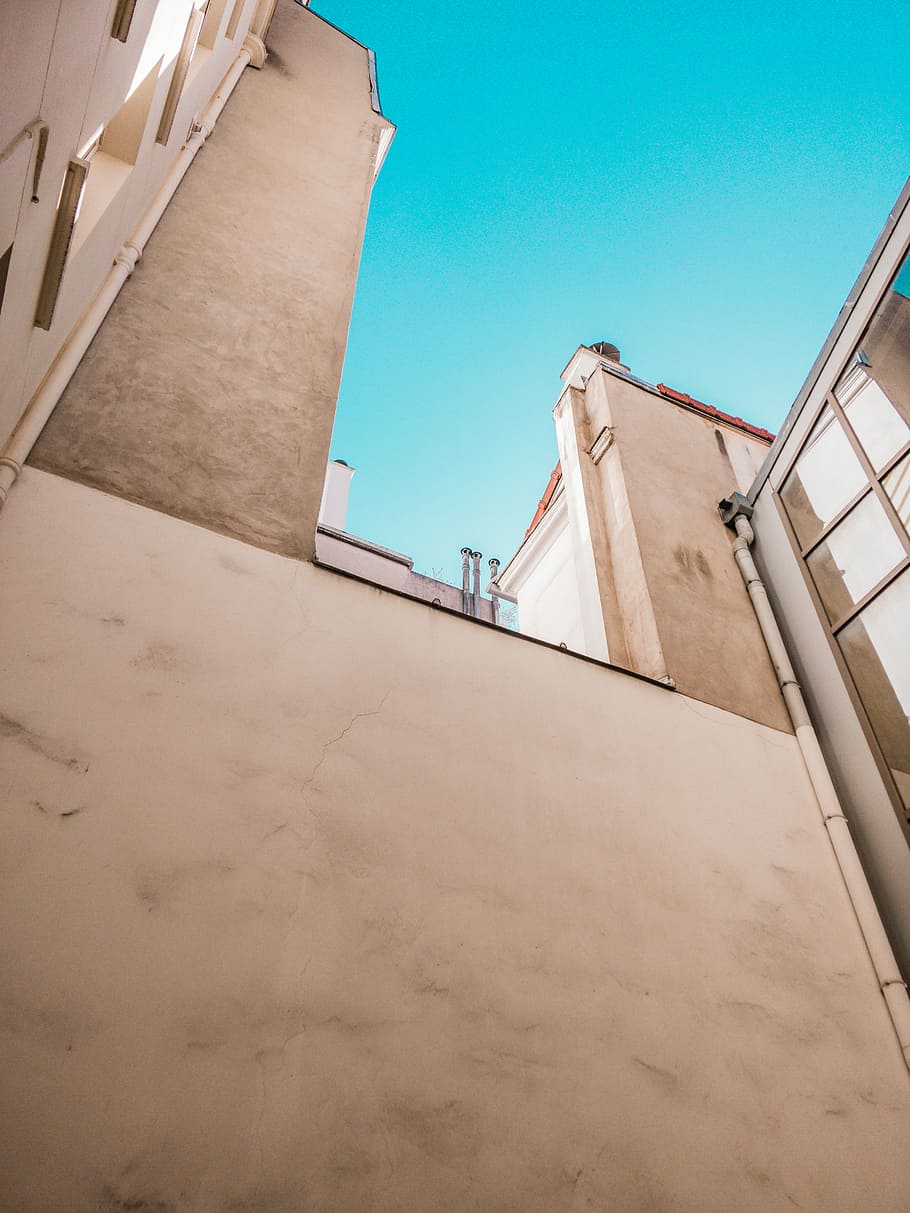 foto di grattacielo, edificio beige, parete, calcestruzzo, costruzione, architettura, blu, struttura costruita, esterno dell'edificio, Inquadratura dal basso, cielo, nessuno, natura, città, giorno, all'aperto, cielo sereno, caratteristica della parete, luce del sole, finestra, copia spazio, Posizione, cittadina, posto, 4K