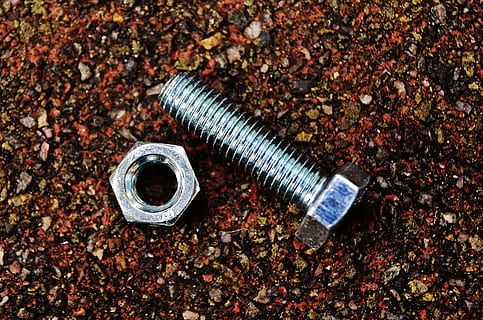 vite, noccioline, bullone esagonale, materiale da costruzione, argento, acciaio, bullone, avvicinamento, industria di costruzioni, vista dall'alto, metallo, giorno, natura morta, nessuno, terra, natura, strumento di lavoro, all'aperto, dado - chiusura, attrezzatura, direttamente sopra, campo, foglia, parte vegetale, strumento, singolo oggetto, color argento, 5K, CC0, dominio pubblico, privo di copyright