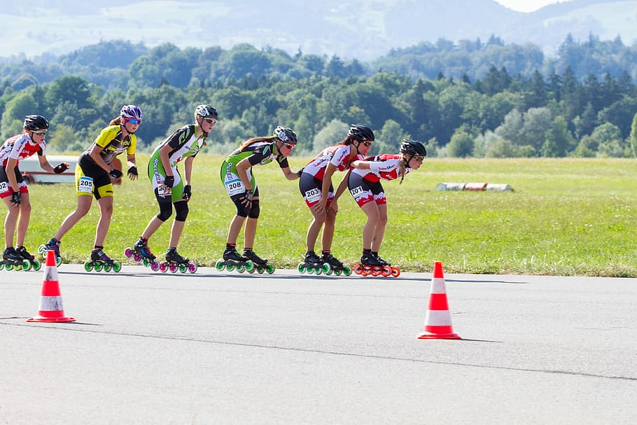 v souladu, jízda na bruslích, inline závod, in-line bruslení, závod, bruslení na kolečkových bruslích, soutěž, brusle, sport, plná délka, den, venku, sportovní oblečení, skupina lidí, hora, ženy, lidé, životního stylu, rostlina, volnočasové aktivity, Příroda, dospělý, skutečných lidí, sportovní závod, strom, zdravý životní styl, silnice, aktivita, snaha, 2K