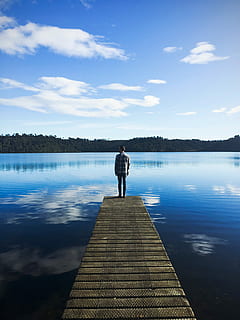 写真, おとこ, 立っている, ブリッジ, 湖, 自然, 屋外, 男達, 水, 人, 空, 静かな情景, 桟橋, 一人, 孤独, 風景, 女性たち, アダルト, 反射, 景観, 白人の民族, 全長, 背面図, 自然の美しさ, 雲 - 空, 風景 - 自然, 静けさ, ライフスタイル, 現実の人間, 余暇活動, 日, 眺めを見て, 2K
