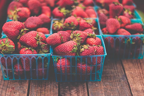Kisten, Erdbeeren, Tabelle, Blau, Kunststoffschalen, Kunststoff, Tabletts, Obst, Lebensmittel, rot, Frische, Korb, organisch, reif, Holz - Material, gesundes Essen, Erdbeere, Beerenfrucht, Natur, Gourmet, Sommer-, Essen und Trinken, große gruppe von gegenständen, keine Leute, Wohlbefinden, Container, Stillleben, Fülle, zu verkaufen, Markt, Verkauf, Nahansicht, Litschi, 5K, CC0, gemeinfrei, lizenzfrei