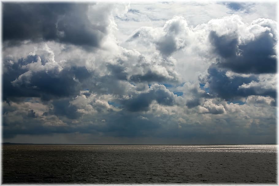 costa sob o céu, mar, nuvens, frente, Dom, céu, agua, de praia, azul, Sombrio, horizonte, tempestade, nuvem - céu, beleza na natureza, scenics - natureza, horizonte sobre a água, tranquilidade, cena tranquila, natureza, dia, terra, ninguém, cloudscape, ao ar livre, idílico, sinistro, 5K