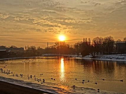 brda, řeka, Polsko, západ slunce, večer, voda, odraz, scenérie, nebe, krása v přírodě, scenics - příroda, mrak - nebe, slunce, strom, oranžová barva, klid, Příroda, jezero, nikdo, klidné scény, mimoměstské scény, zimní, slunečního světla, idylický, venku, 720P, CC0, veřejná doména, bez autorských práv