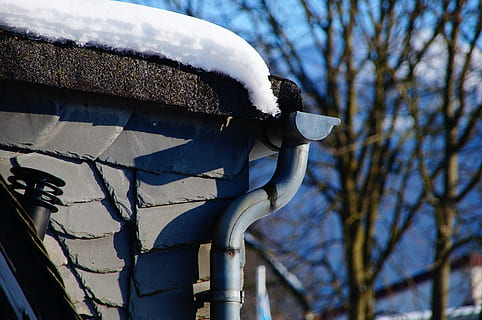 gouttière, tuyau de descente, neige, hiver, protection, ardoise, eau, du froid, gel, zinc, tube de zinc, toit, couvreurs, arbre, température froide, arbre nu, la nature, journée, personne, se concentrer sur le premier plan, congelé, plante, faible angle de vue, art et Artisanat, la créativité, ciel, en plein air, représentation, fermer, structure construite, vêtement chaud, 4K, CC0, domaine public, libre de droits