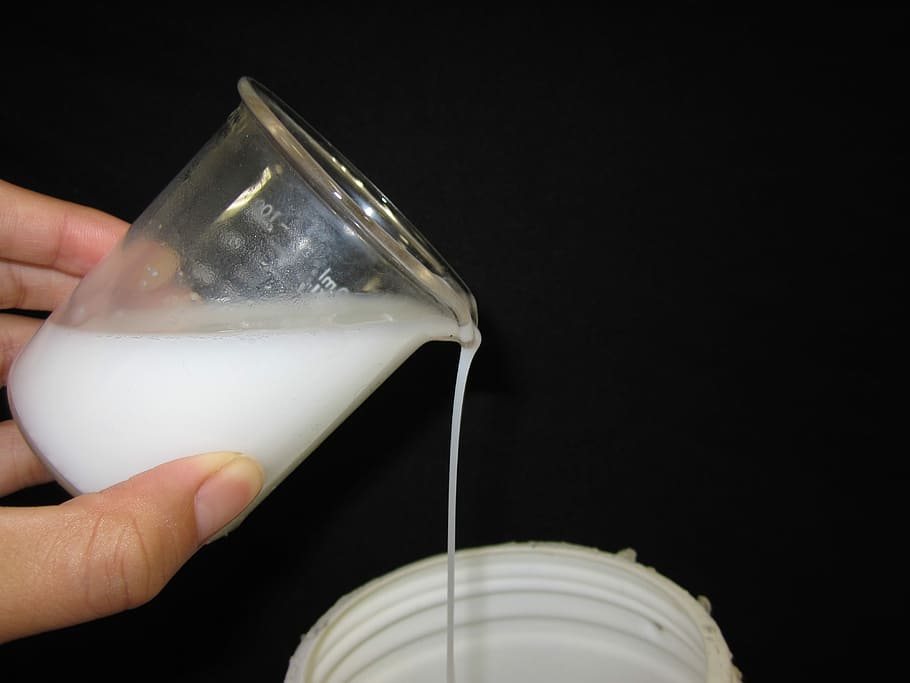 líquid, precipitat, blanc, mà humana, part del cos humà, celebració, beure, menjar i beguda, preparació, mà, refresc, vidre, una persona, dit, dit humà, copa, part del cos, persones reals, persona irreconeixible, llet, equipament per a la llar, primer pla, fons negre, extremitat humana, 4K