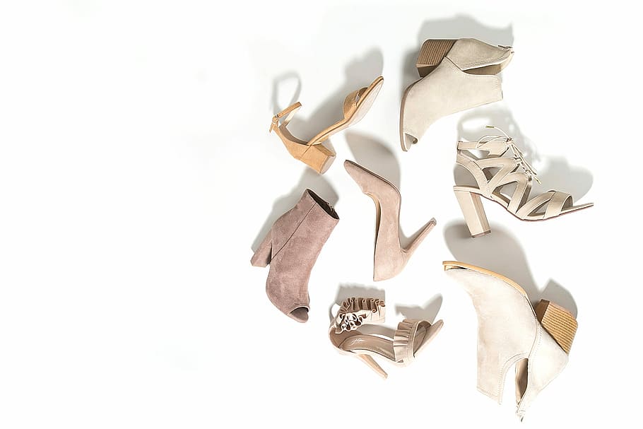 donne, Sette, calzature a colori assortiti, superficie, parecchi, spaiato, grigio, Marrone, scarpe, sandali, bianca, sfondo, animale, nessuno, in casa, rappresentazione animale, girato in studio, sfondo bianco, ritagliare, avvicinamento, mammifero, rappresentazione, temi animali, scarpa, creatività, arte e artigianato, natura morta, Colore bianco, forma, grande gruppo di oggetti, copia spazio, legno - materiale, 2K