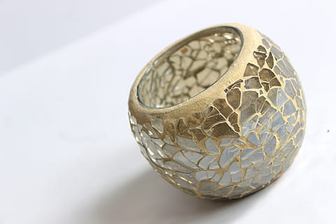 Kerze, Reflexion, Tasse, Licht, hell, Dekoration, Souvenir, Winkel, Sandstein, leuchtenden, Glas, die Architektur, Luxus, aufwendig, Ornament, Stil, elegant, Design, Zierpflanzen, Antiquität, dekorativ, Muster, architektonisch, Fassade, modern, Innere, Bedeutung, bildlich, Objekt, Wahrnehmung, einzelnes Objekt, Nahansicht, Schmuck, Finanzen, weißer Hintergrund, Reichtum, Studioaufnahme, Währung, drinnen, ausgeschnitten, keine Leute, Geschäft, Stillleben, Münze, Metall, weiße Farbe, gestalten, Ersparnisse, Fokus auf den Vordergrund, goldfarben, Wirtschaft, 5K, CC0, gemeinfrei, lizenzfrei