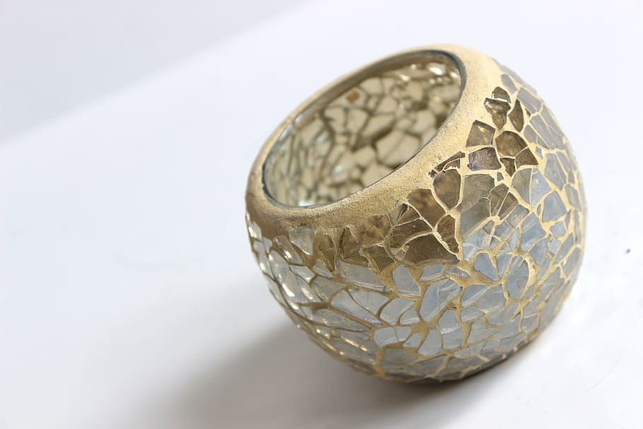 vela, reflexió, tassa, llum, brillant, decoració, record, angle, gres, vidre, arquitectura, luxe, ornamentat, ornament, estil, elegant, disseny, ornamentals, antiguitat, decoratiu, patró, arquitectònic, façana, modern, interior, significat, figuratiu, objecte, percepció, sol objecte, primer pla, joieria, Finances, fons blanc, riquesa, tir de l'estudi, moneda, a l'interior, tallar, cap gent, negocis, natura morta, metall, Color blanc, forma, estalvis, centrar-se en primer pla, color daurat, economia, 5K