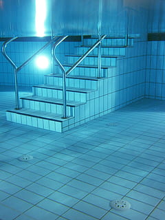 bund, rent, klart, etage, blå, ren, klar, dyb, væske, mønster, pool, spa, svømme, svømning, flise, fliser, undervands-, vand, våd, belyst, ingen mennesker, korridor, arkitektur, gulve, indendørs, bygget struktur, rækværk, moderne, belysningsudstyr, trappe, fravær, trapper og trapper, bygning, murbygningsfunktion, afspejling, flisebelagt gulv, svømmepøl, tom, loft, 4K, CC0, offentligt domæne, royaltyfrie