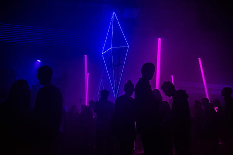 silhuetfotografi, mennesker, indsamlede, inde, bar, silhuet, stående, dansegulv, omgivet, lys, neon, strobe, menneskemængde, rave, glød, lilla, lyserød, klub, person, skygge, æstetisk, humør, kontrast, liv, kunstkultur og underholdning, gruppe af mennesker, begivenhed, musik, nydelse, belyst, nat, belysningsudstyr, natteliv, ydeevne, sjovt, fest - social begivenhed, voksen, scene - ydeevne plads, fest, populær musik koncert, positive følelser, laser, spænding, scene, mørk, 2K, CC0, offentligt domæne, royaltyfrie