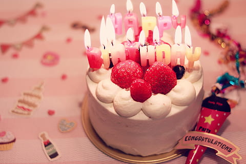 heureux, bougies, Bon anniversaire, gâteau d'anniversaire, gâteau, bougie, dessert, fête, anniversaire, aliments, aliments sucrés, glaçage, décoration, cuit, petit gâteau, fête - événement social, gourmet, personne, Nourriture et boisson, sucré, indulgence, bougies d'anniversaire, tentation, un événement, mauvaise alimentation, fraîcheur, à l'intérieur, fermer, 1080P, CC0, domaine public, libre de droits