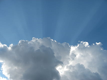 Weiß, Wolken, Sonnenlicht, flauschige, hell, Strahlen, Beleuchtung, Blau, Himmel, sonnig, leuchtenden, glänzend, scheint, glühend, leuchtet, Atmosphäre, Luft, Umgebung, Wolkengebilde, hoch, szenisch, Natur, Wetter, Hintergründe, draußen, wolke - himmel, Sommer-, Tag, Platz, Licht - natürliches Phänomen, Sonne, Schönheit in der Natur, Flachwinkelansicht, keine Leute, Ruhe, Szenen - Natur, idyllisch, ruhige Szene, weiße Farbe, Sonnenstrahl, Meteorologie, Weichheit, 1080P, CC0, gemeinfrei, lizenzfrei