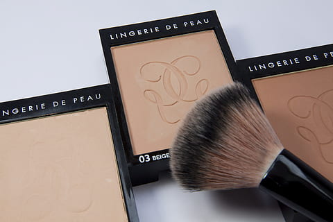 Make-up-Kompakte, bilden, komprimiert, Bürste, Struktur, Fonds, Farbe, Kosmetika, sich unterhalten, weiche Mineralien, Schönheit, Gradation, Hautfarbe, Makro, Beauty-Produkt, Make-up Pinsel, Gesichtspuder, Waren, Erröten - Make-up, Lidschatten, Studioaufnahme, drinnen, keine Leute, fotografieren, Technologie, Arbeiten, Nahansicht, Text, westliche Schrift, High Angle View, weißer Hintergrund, Verbindung, Kommunikation, Geschäft, Stillleben, zwei Objekte, kabellose Technologie, Ausrüstung, farbiger Hintergrund, Finanzen, Gruppe von Objekten, 4K, CC0, gemeinfrei, lizenzfrei