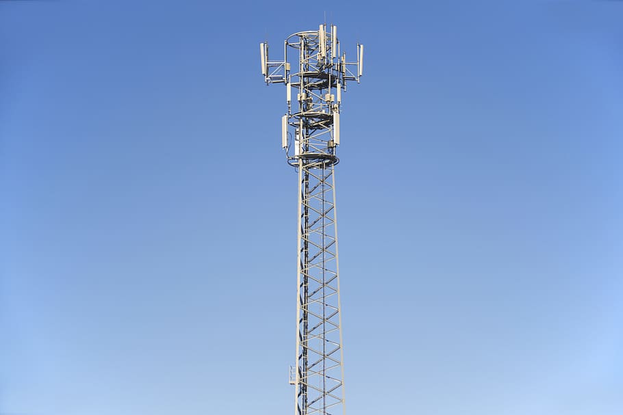 cel, tecnologia, alt, torre, antena, cel blau, torre cel·lular, electrònica, a l'aire lliure, acer, telèfon, transmissió, transmissor, vista d’angle baix, comunicació, connexió, cap gent, blau, metall, difusió, estructura construïda, dia, cel clar, naturalesa, arquitectura, comunicacions globals, còpia espai, tecnologia sense fils, alta - alta, 4K